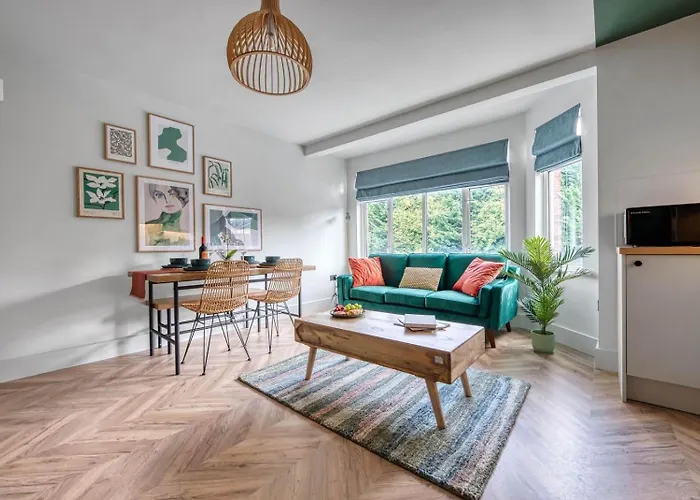 First Floor - Stylish 3 Bedroom Apartment