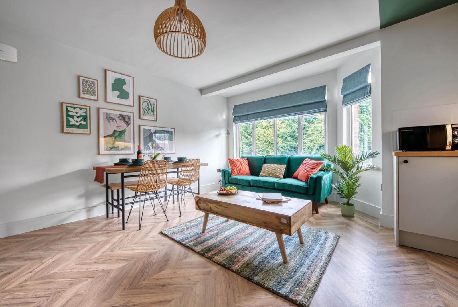 Apartment First Floor - Stylish 3 Bedroom *