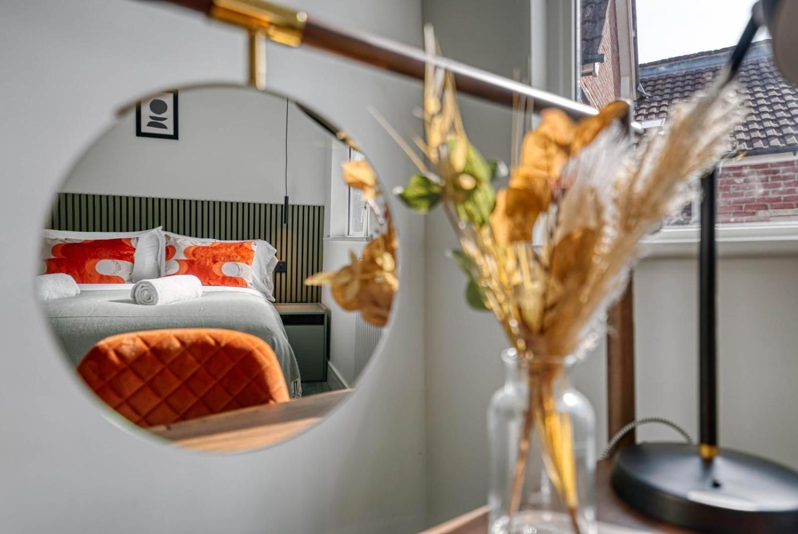 First Floor - Stylish 3 Bedroom Apartment *