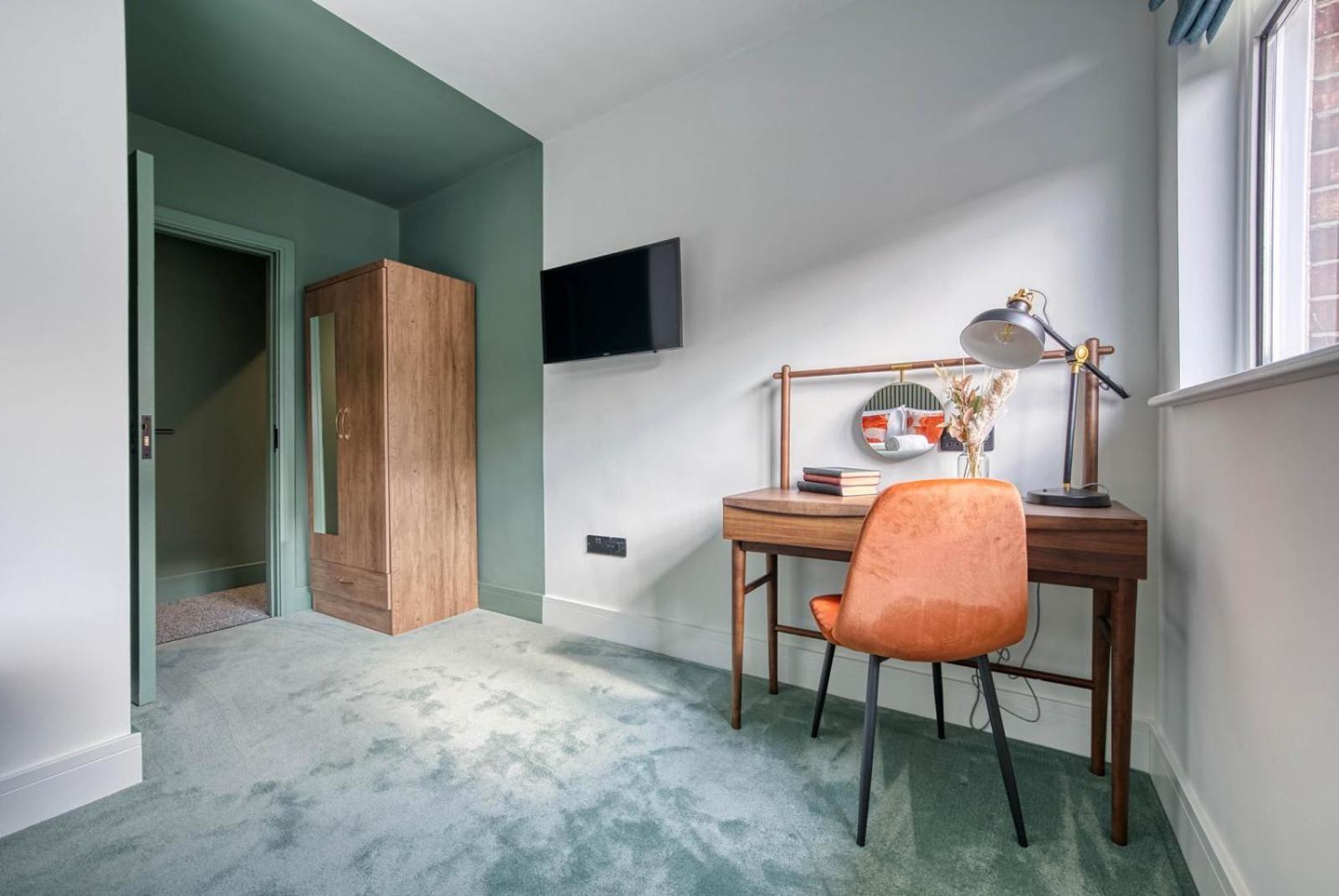 First Floor - Stylish 3 Bedroom Apartment *